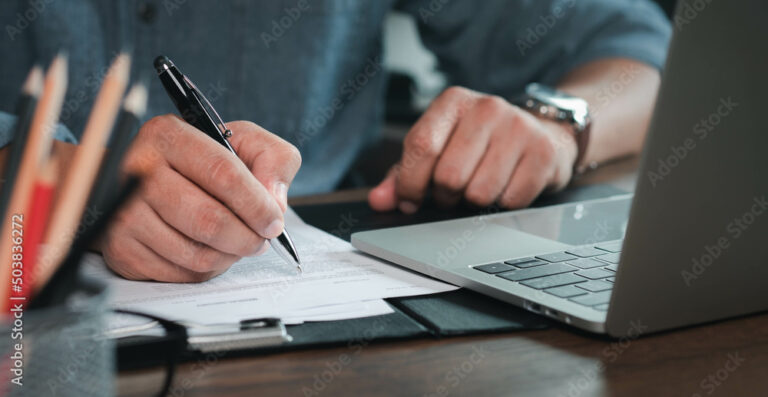 une plume decrivain sur un bureau