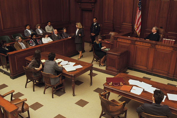 une salle daudience de tribunal en action