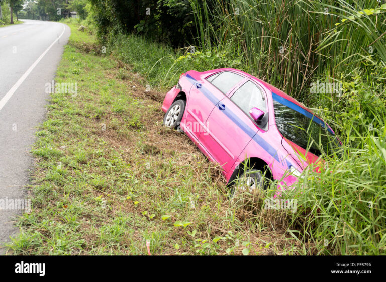 une voiture accidentee sur le bord de la route