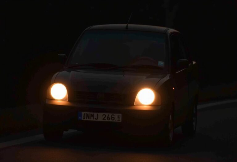 une voiture avec une plaque dimmatriculation visible