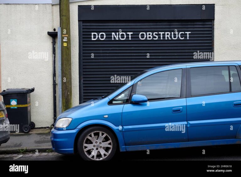 une voiture bloquant un garage residentiel