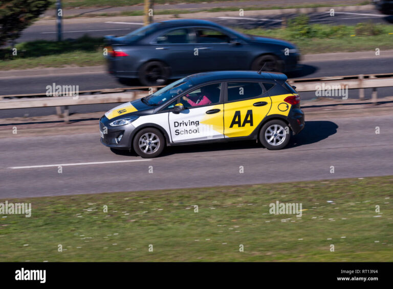 une voiture dauto ecole sur une route