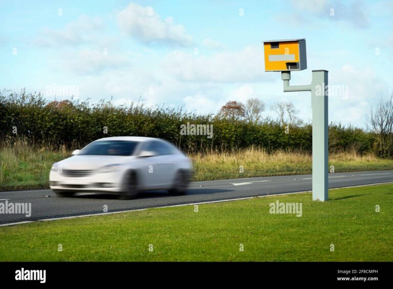 une voiture pres dun radar de vitesse