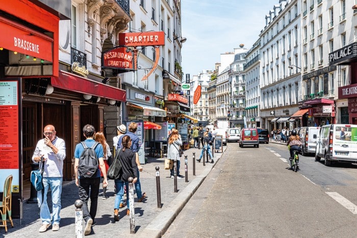 une vue animee de la rue du faubourg