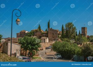 une vue panoramique des arcs sur argens