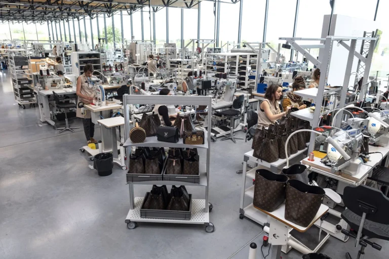 usine louis vuitton en france au travail