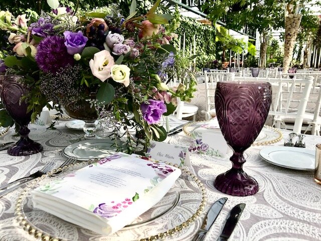 verres a eau colores sur une table elegante