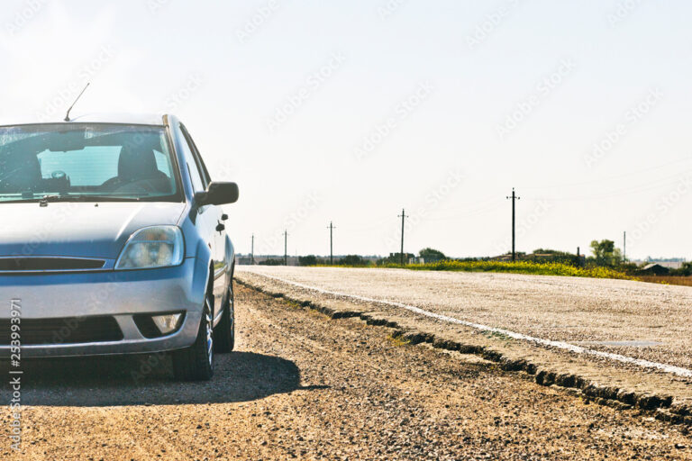 voiture au bord de la route