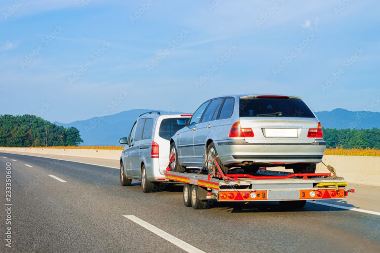 voiture avec remorque sur la route