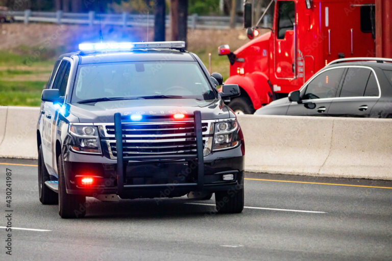 voiture de police en patrouille sur route