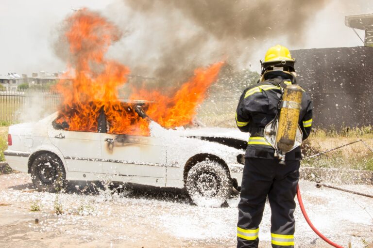 Que faire si ma voiture a pris feu toute seule, assurance incluse