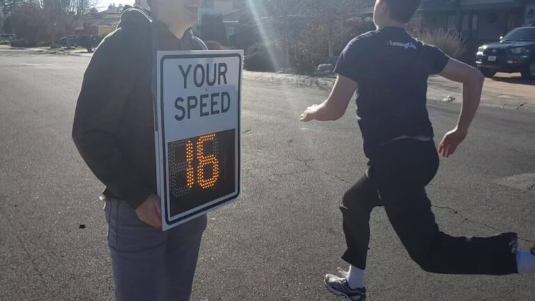 voiture freinant devant un panneau de vitesse