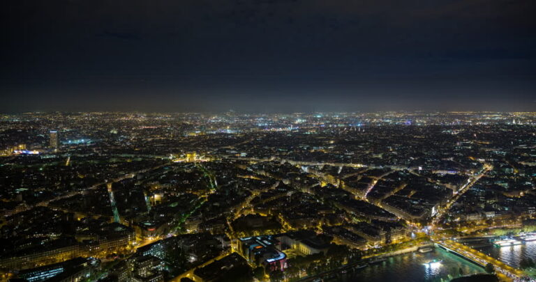 vue aerienne de paris illuminee