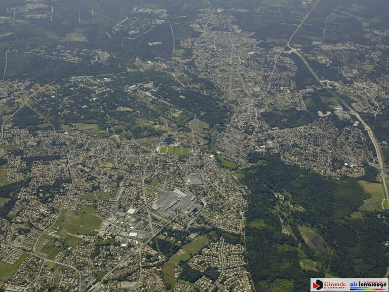 vue aerienne de saint medard en jalles